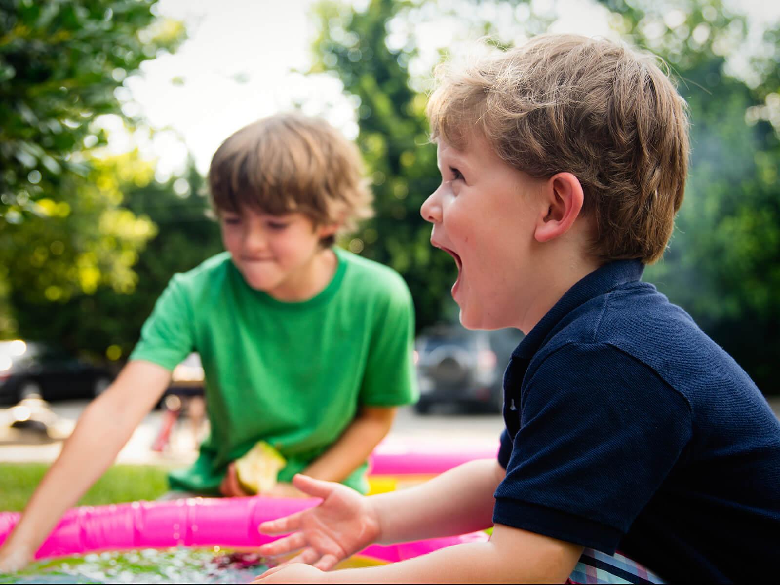 Kinder die sich freuen dass ein sehr, sehr langer Titel auf dem Bild steht, weil ein langer Titel ja schön ist da man damit so viel Inhalt vermitteln kann :)